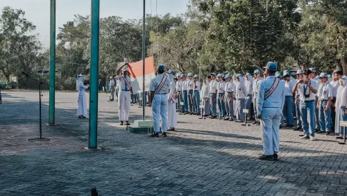 Khidmat dan Bersemangat: SMEKDA Laksanakan Upacara Proklamasi