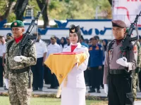 Siswi SMEKDA Jadi Pembawa Baki pada Upacara HUT ke-81 Kemerdekaan RI di Pendopo Trunojoyo