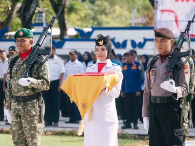 Siswi SMEKDA Jadi Pembawa Baki pada Upacara HUT ke-81 Kemerdekaan RI di Pendopo Trunojoyo