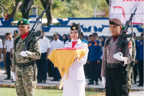 Siswi SMEKDA Jadi Pembawa Baki pada Upacara HUT ke-81 Kemerdekaan RI di Pendopo Trunojoyo